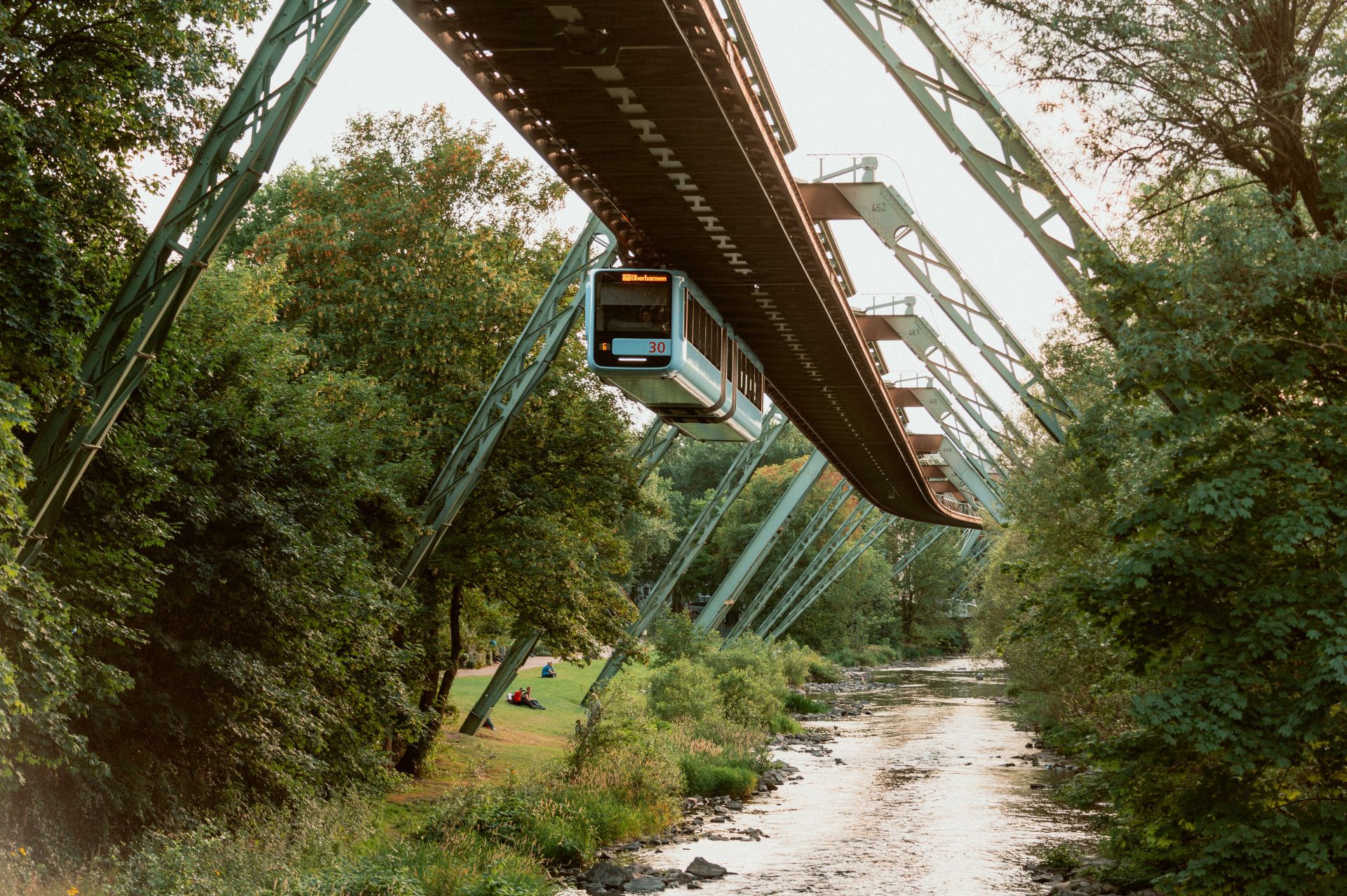 Die Schwebebahn fährt über einen Fluss in Wuppertal